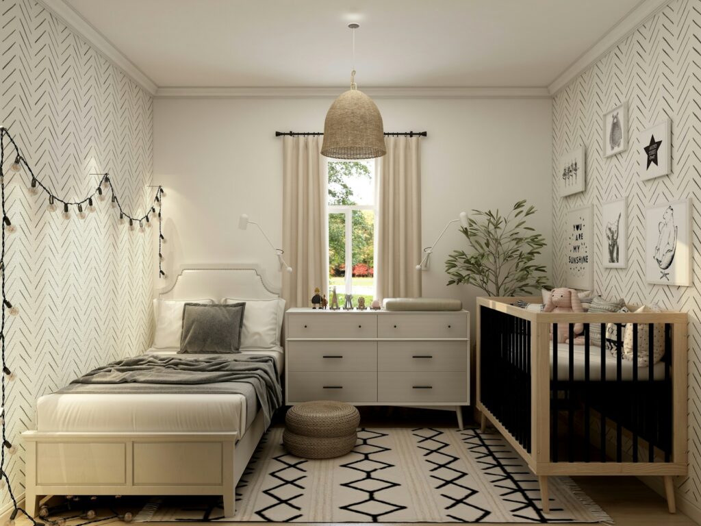 Chambre d’enfant beige avec lit, commode, lit à barreaux, suspension en osier et guirlande lumineuse